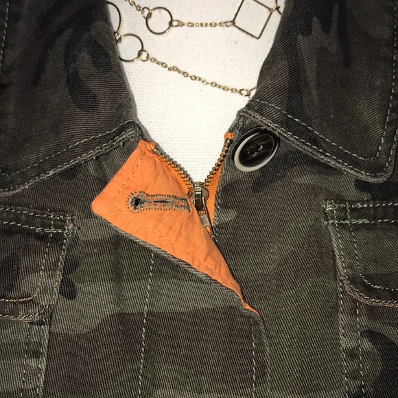 “Forever 21” Lightweight camouflage zip up jacket - Picture 3 of 8